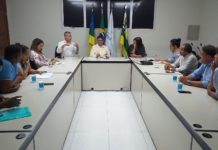 Iran participa de reunião na Secretaria de Educação com estudantes de escola de Santo Amaro