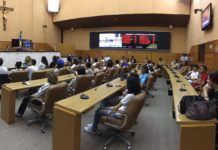 Surdos pedem implementação de escolas bilíngues em Sergipe