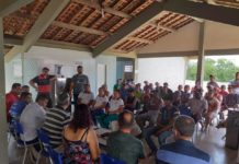 Moradores da Ilha do Ouro se reúnem com Iran Barbosa