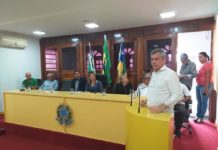 Iran Barbosa participa da abertura de curso e de plantio de árvore