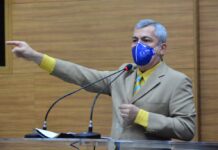 Iran Barbosa usa documentos na tribuna da Assembleia e desmente reajuste para governador