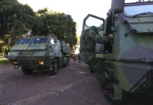 Iran repudia ameaça à democracia com desfile de blindados militares em Brasília