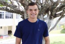 Iran Barbosa felicita estudante que gabaritou prova de matemática do Enem 2021