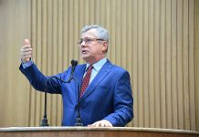 Iran parabeniza professores empossados em Aracaju e cobra a convocação dos demais aprovados