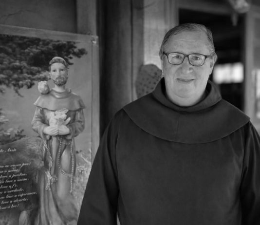 Iran Barbosa homenageia Frei Sérgio Görgen na Câmara Municipal